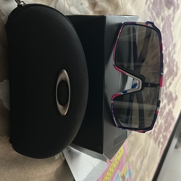 Oakley 37 Sutro, AST - Picture 2 of 2